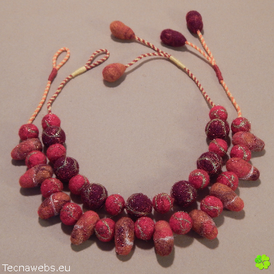 collares rojo ardiente y rojos alternos de lana afieltrada