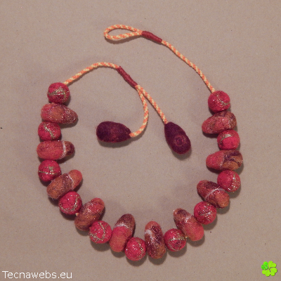 collar rojo ardiente de lana afieltrada