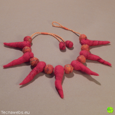 collar rojo picante de lana afieltrada