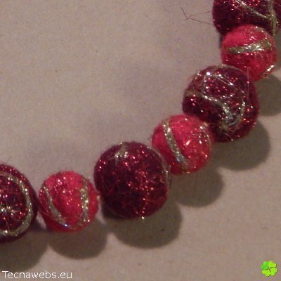 detalle collar rojos alternos de lana afieltrada