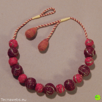 collar rojos alternos de lana afieltrada