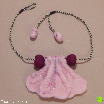 collar sakura de lana afieltrada