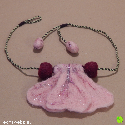 collar sakura de lana afieltrada