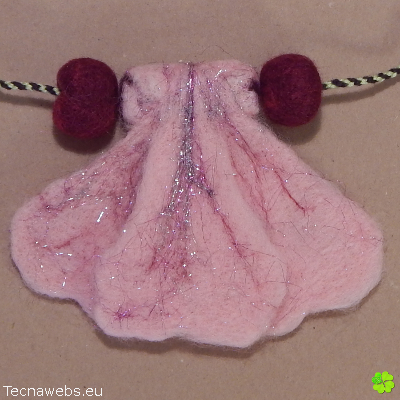 detalle collar sakura de lana afieltrada