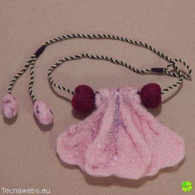 collar sakura de lana afieltrada