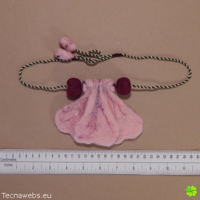 collar sakura de lana afieltrada con referencias