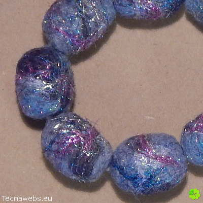 detalle pulsera bocaditos de cielo de lana afieltrada, con referencia
