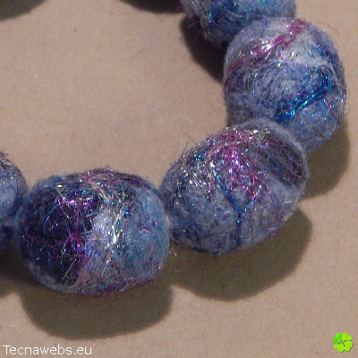 detalle pulsera bocaditos de cielo de lana afieltrada
