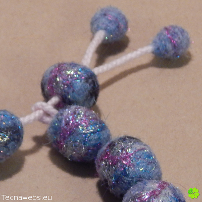 detalle pulsera bocaditos de cielo de lana afieltrada