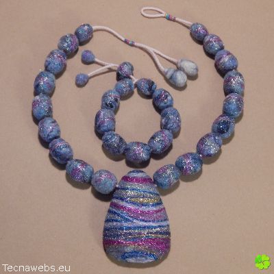 pulsera y collar bocaditos de cielo de lana afieltrada, con referencia