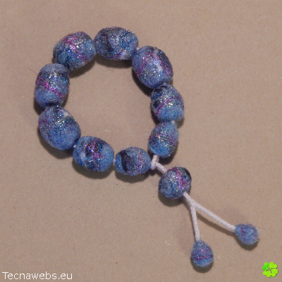 pulsera bocaditos de cielo de lana afieltrada, con referencia