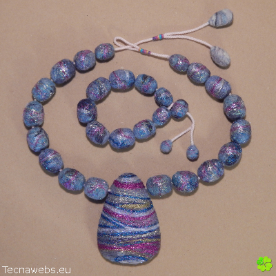 pulsera y collar bocaditos de cielo de lana afieltrada, con referencia