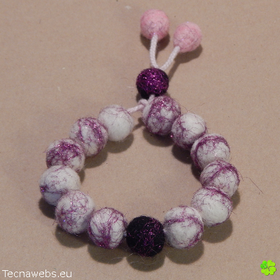 pulsera perlada de lana afieltrada