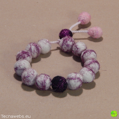 pulsera perlada de lana afieltrada
